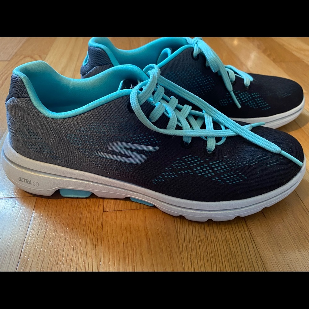 Women’s Skechers go sneakers size 7.5. Like new condition